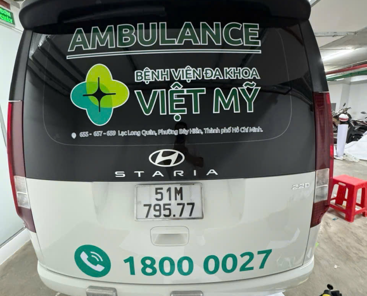 in ấn chữ nổi trên xe cấp cứu bệnh viện Việt Mỹ
