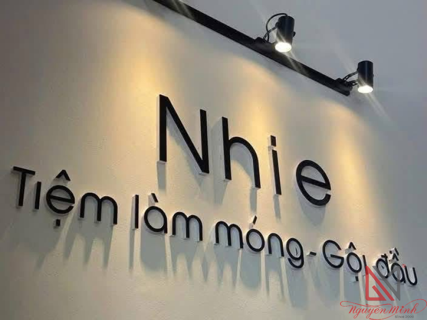 thi công chữ nổi mica giá rẻ TP HCM